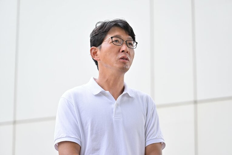 【2024年撮影】桐朋中高陸上部を指導する外堀先生。かつては走高跳で日本2位の実績を持つ　©Hideki Sugiyama