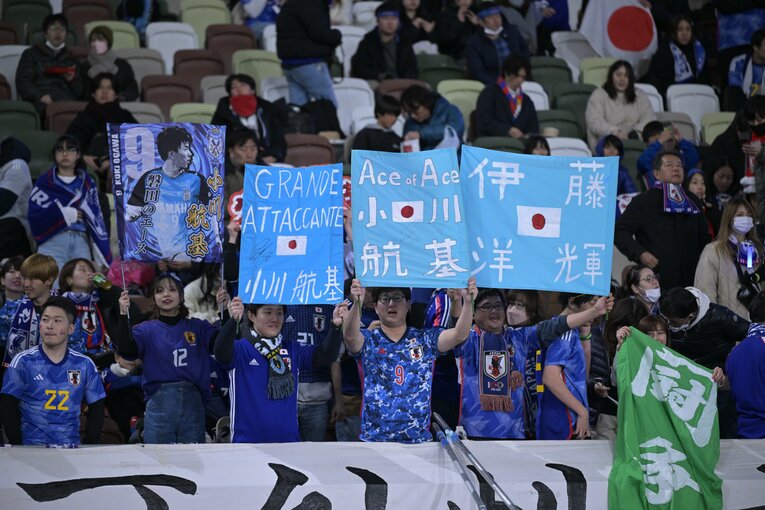 小川航基の活躍をずっと待ち望んでいるサポーターたち　©︎JMPA