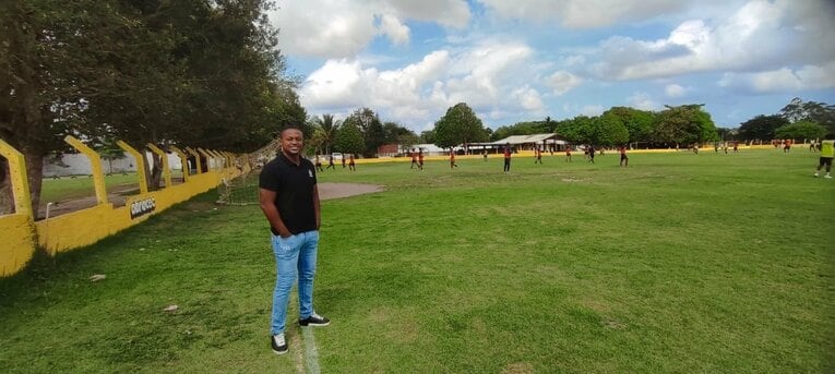 生まれ故郷サンルイス郊外で運営する育成専門クラブの練習場で©Hiroaki Sawada