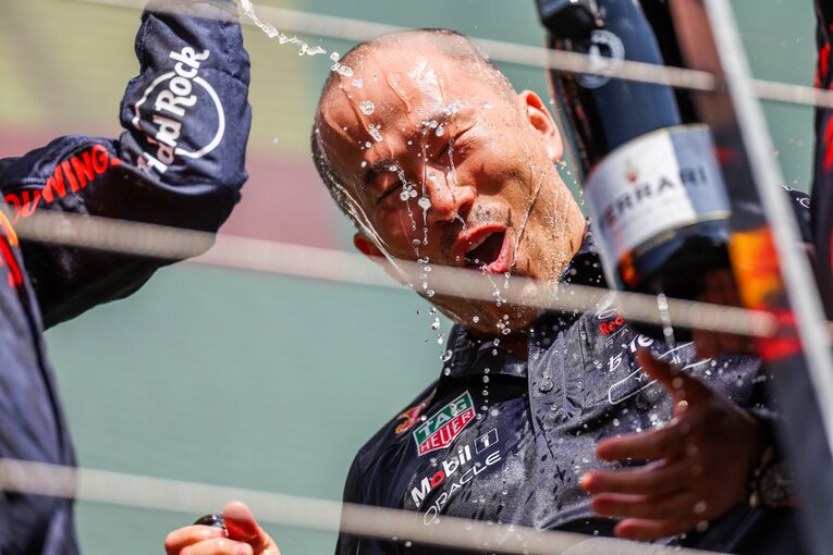 表彰台でシャンパンファイトに参加した吉野誠チーフメカニック ©︎Getty Images/Red Bull Content Pool