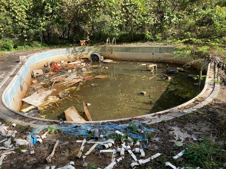 かつては中に観客を入れ、サイドで試合を行っていたプールも現在はこのありさま　©Hiroki Kakehata