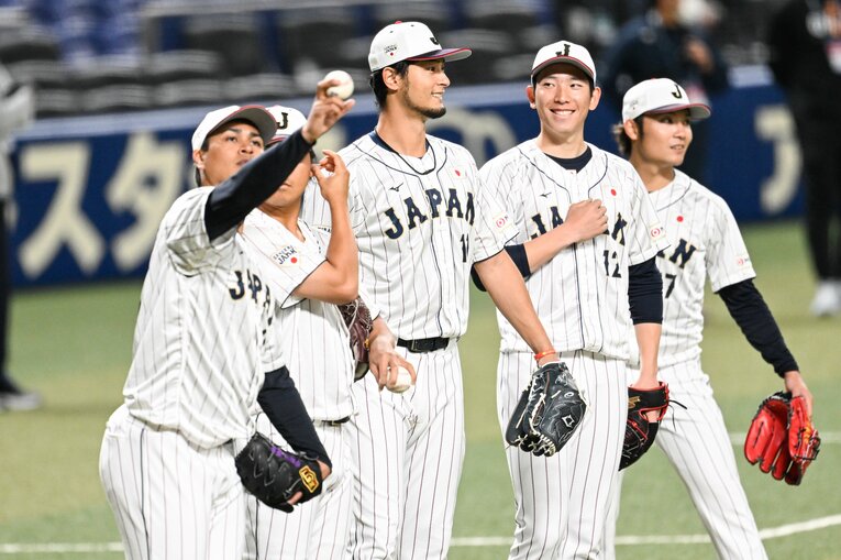 ダルビッシュと並び嬉しそうな戸郷　©︎Nanae Suzuki