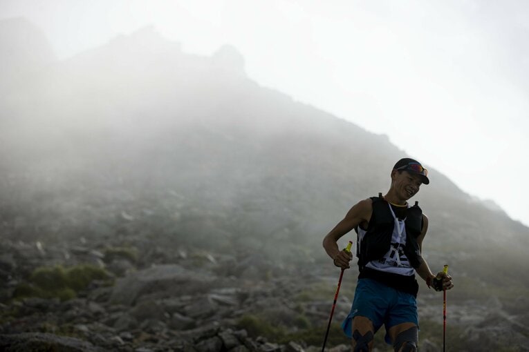 北アルプス薬師岳の周辺を先頭で通過する　©Sho Fujimaki