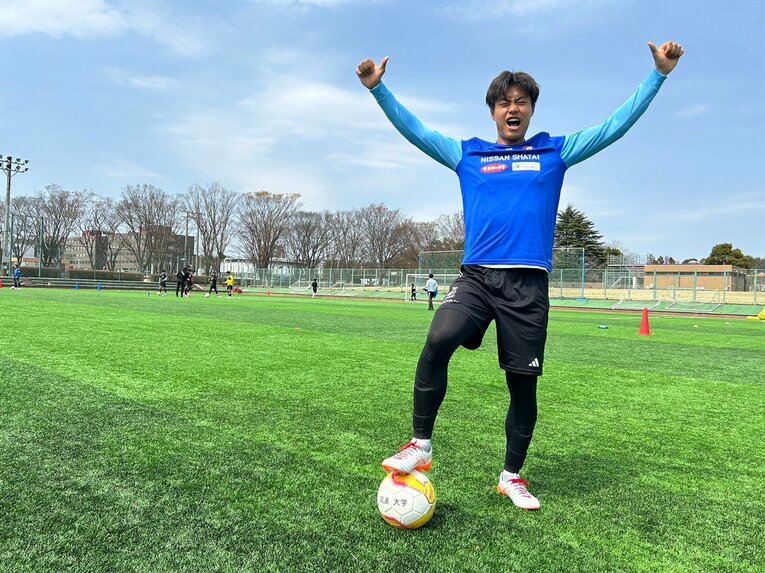 筑波大のグラウンドで父のポーズを真似る諏訪間幸成　©︎Takahito Ando