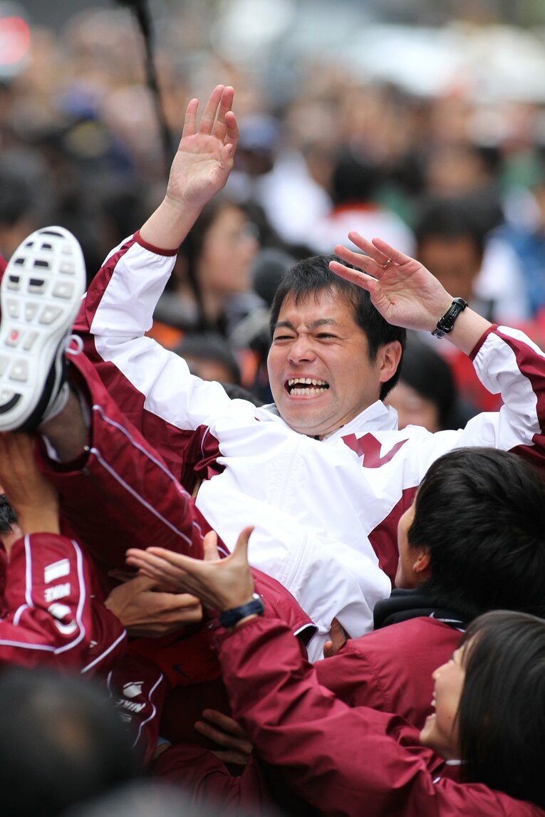 2011年の総合優勝時、選手たちに胴上げされる相楽豊コーチ（当時）　©Shigeki Yamamoto