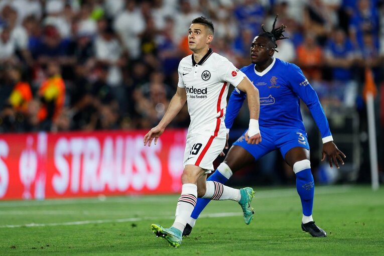 鎌田大地の号泣と“日の丸スパイク”に思い出す4年前の「カタールW杯には絶対出たいですよ」 長谷部誠とのEL優勝写真に“秘められた熱量”とは(26)