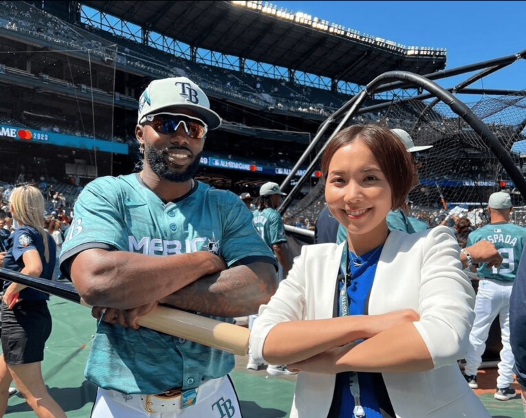 アロザレーナと“あのポーズ”（本人インスタより）