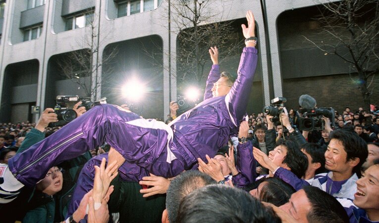 2000年の箱根駅伝。初の総合優勝を果たし、選手たちに胴上げされる大八木弘明コーチ（当時）　©KYODO