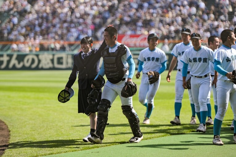 センバツでは夏春連覇を目指した仙台育英ではなく山梨学院が県勢初の甲子園V。優勝後は女子マネージャーが頭ポンポン　©Nanae Suzuki