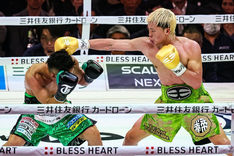 那須川天心の右ジャブをかわす井上拓真　©Susumu Nagao