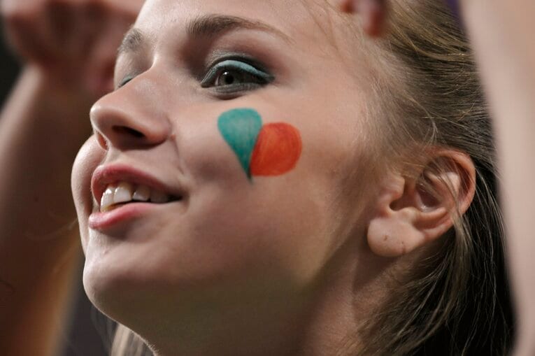 EUROにいた美しい女性サポーターの応援姿（50枚超）　©Sports Graphic Number