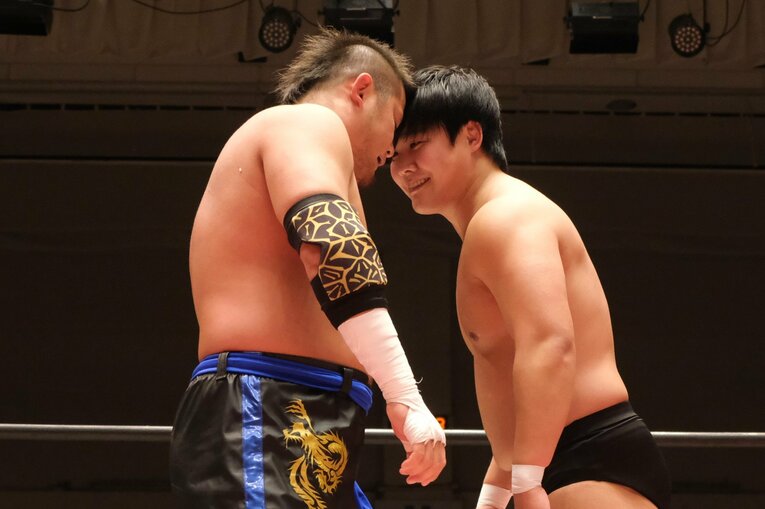 デビュー10周年大会のメインで野村卓矢（右）と対戦した橋本大地