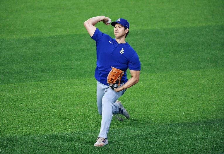 投球練習をする大谷翔平。右肘には生々しい手術痕も　©Getty Images