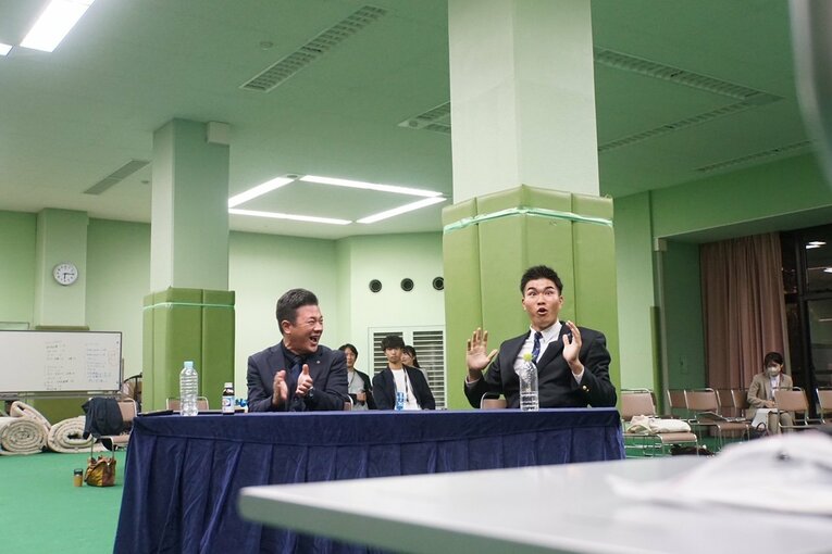 オリックス3位指名、山口廉王（仙台育英高）。ドラフト指名の瞬間。「廉王」の名前が聞こえ、驚いた表情に【2枚目／全4枚】 ©Kei Nakamura