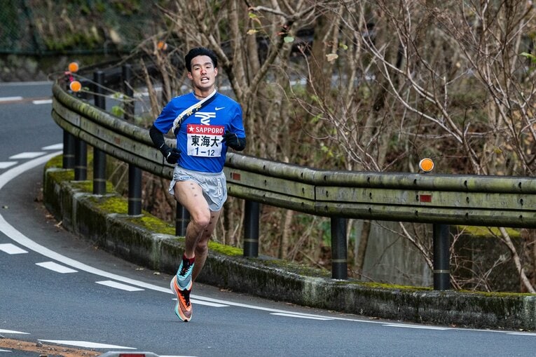 足元に注意しながら下り続けた館澤。終盤では足裏の激痛に襲われたという　©Nanae Suzuki