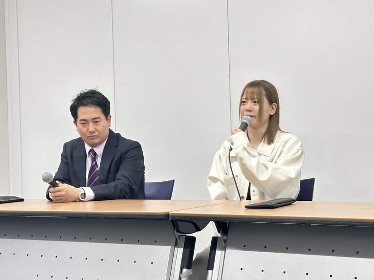 横浜アリーナ大会後の一夜明け会見にて、スターダム退団を発表した岩谷麻優と岡田太郎社長　©Norihiro Hashimoto