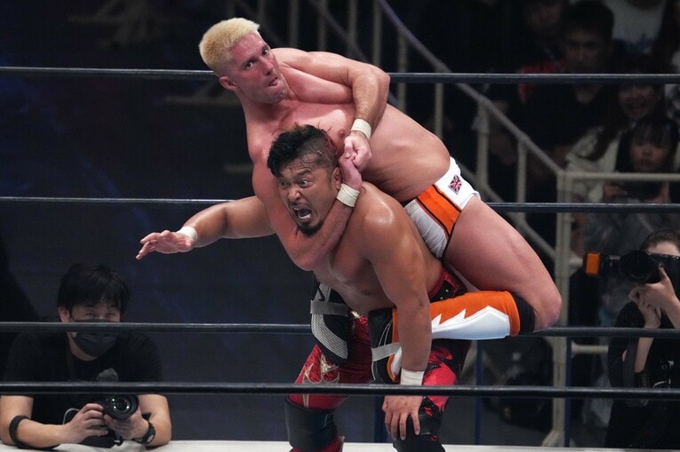 IWGP防衛戦。鷹木信悟に変幻自在の技を繰り出すザック・セイバーJr.　©Essei Hara