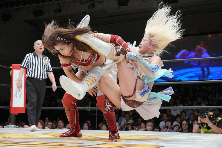 青野未来の腕に絡みつくビクトリア弓月　©Essei Hara