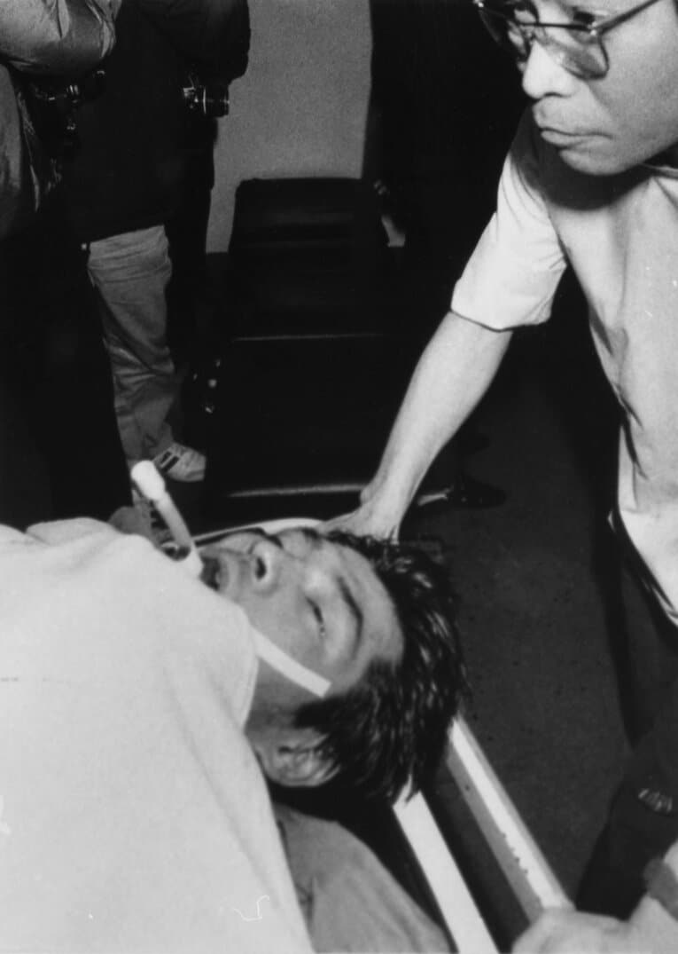 病院に緊急搬送され、開頭手術を受けた赤井英和。その様子はメディアでも大きく報じられた（1985年2月5日）　©︎KYODO