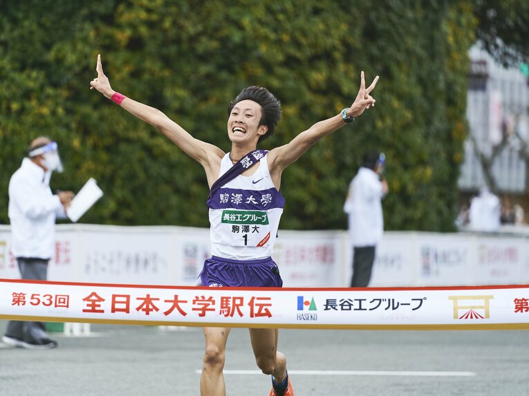 駒大が、青学大との激戦を制し連覇。1位でゴールする駒大のアンカー・花尾恭輔（2年）　©Yuki Suenaga