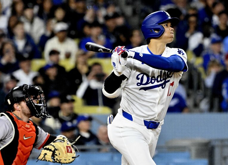 ドジャースでの第1号HRを放った大谷　©Getty Images