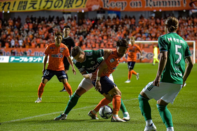 激しくデュエルする両チームの選手たち