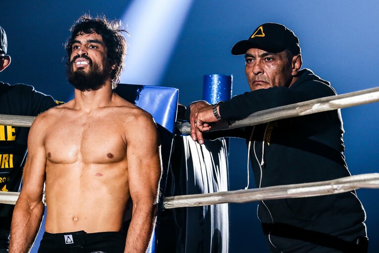 2016年の大晦日、セコンドから鋭い眼光を飛ばすヒクソン　©RIZIN FF Susumu Nagao