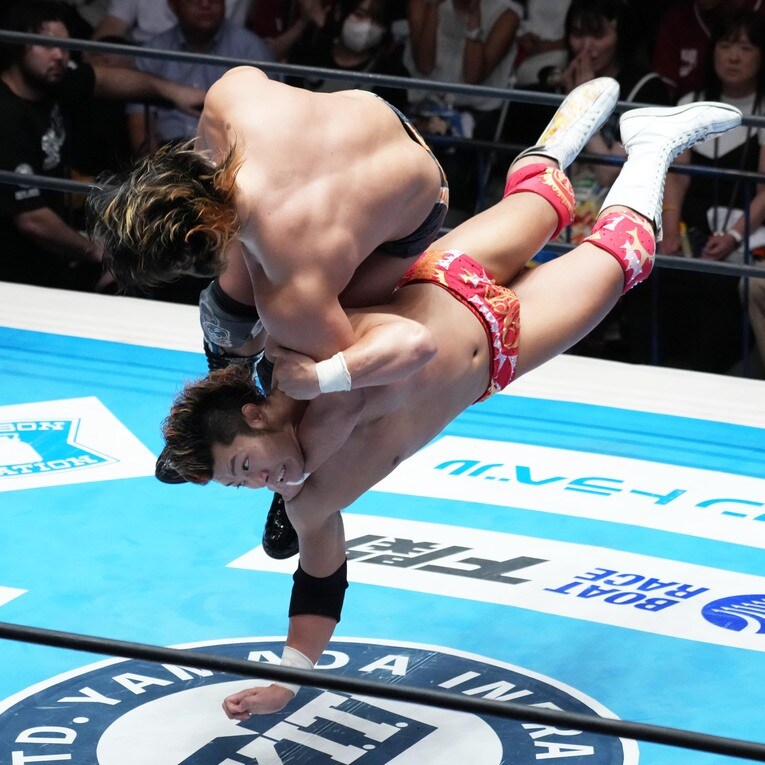 巻き投げを連発する上村優也　©Essei Hara