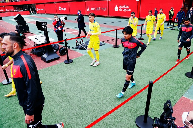 「クボはファウル覚悟で止めなければ」 残留争いで久保建英が大仕事…辛口のタクシー運転手もニコリ〈カメラマン現地取材〉(8)