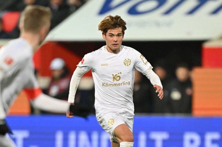 ドイツ・ブンデスリーガで活躍を続ける佐野海舟（24歳）。所属するマインツはCL圏内の3位につけている ／ photograph by Getty Images