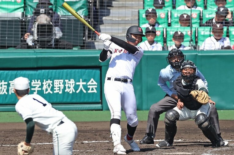 今回のセンバツで最も注目されているスラッガー真鍋慧。二松学舎大付属戦ではタイムリーヒットを放っている ／ photograph by JIJI PRESS