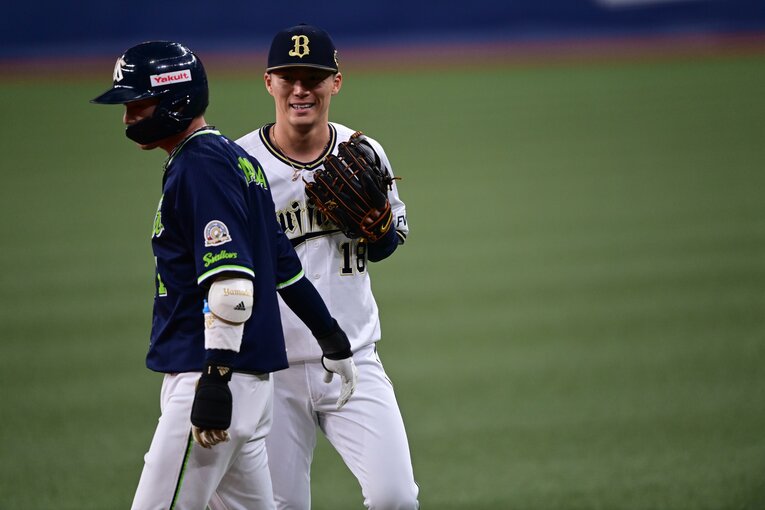 2021年日本シリーズで打ち取った山田哲人と言葉を交わす（1/2）　©Naoya Sanuki