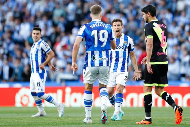 「クボはノルマル（普通）よ」辛口おばあちゃんにバルで遭遇も…カメラマンが撮った久保建英21歳の“軽快ドリブル＋母・祖母のような愛”(90)