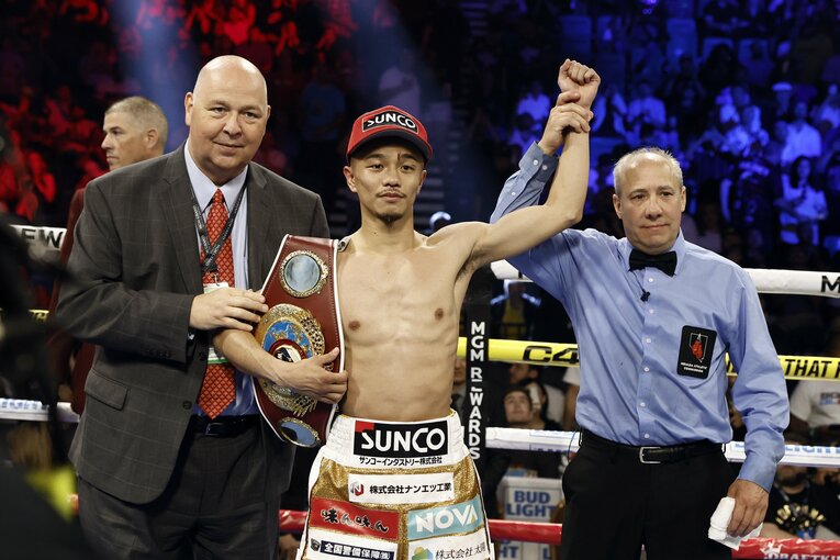 中谷vsモロニ―　©JIJI PRESS