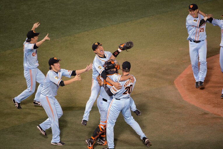 2014年のリーグ優勝。守護神・マシソンと抱き合う捕手の阿部　©︎Nanae Suzuki