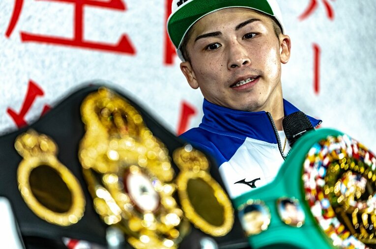 10ラウンドを戦い抜いた直後とは思えないほど、“無傷の顔”で会見に登場した井上尚弥　©Takuya Sugiyama