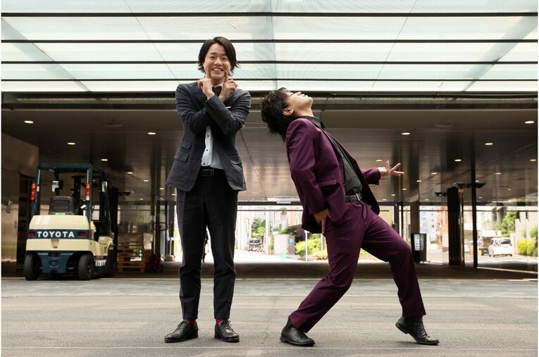 本家ぺこぱのシュウペイポーズ ／ photograph by BUNGEISHUNJU