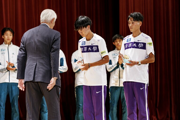全日本駅伝、表彰式の駒澤大の面々　©Kiichi Matsumoto