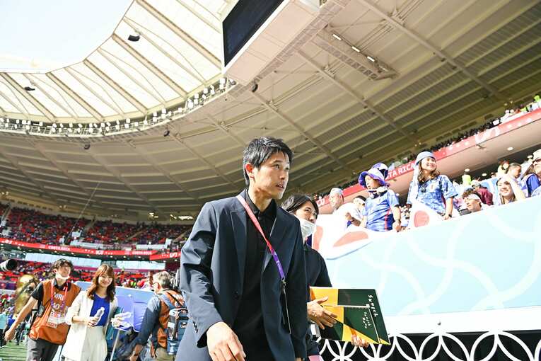 現地リポートをする内田篤人　©Takuya Kaneko/JMPA