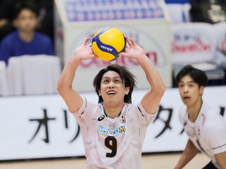 正確なトスで試合をコントロールするセッター大宅。サーブやディグの上手さも魅力　©︎Yuki Suenaga