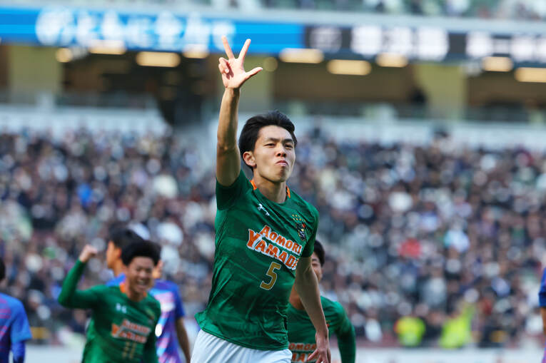 準決勝・市立船橋戦でも打点の高いヘディングでゴールを奪った小泉佳絃。コンビを組んだ主将・山本とともに大会優秀選手に選出された。卒業後は明治大へ進学予定　©︎Yohei Osada/AFLO SPORT