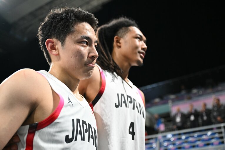 大金星を逃し、コートを去る河村とジェイコブス晶　©JMPA