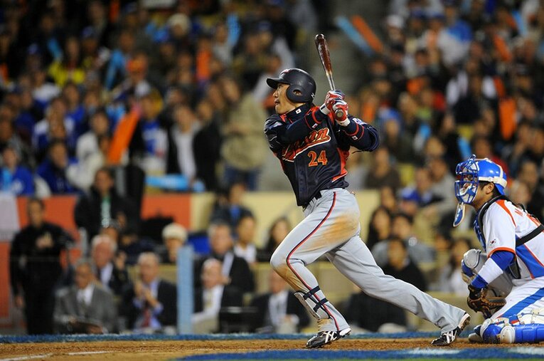 10回、先頭の内川（6番レフト）がライト前ヒットで出塁 ／ photograph by Naoya Sanuki