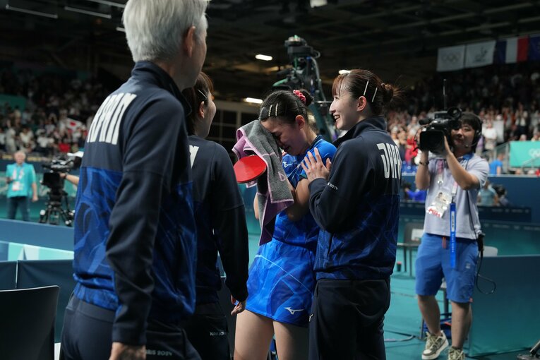 【号泣の準決勝】ドイツ戦。4戦目はストレート勝ち。張本をねぎらう早田、平野　　©︎JMPA