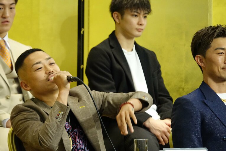 YA-MANを挑発する芦澤竜誠　©Koji Fuse