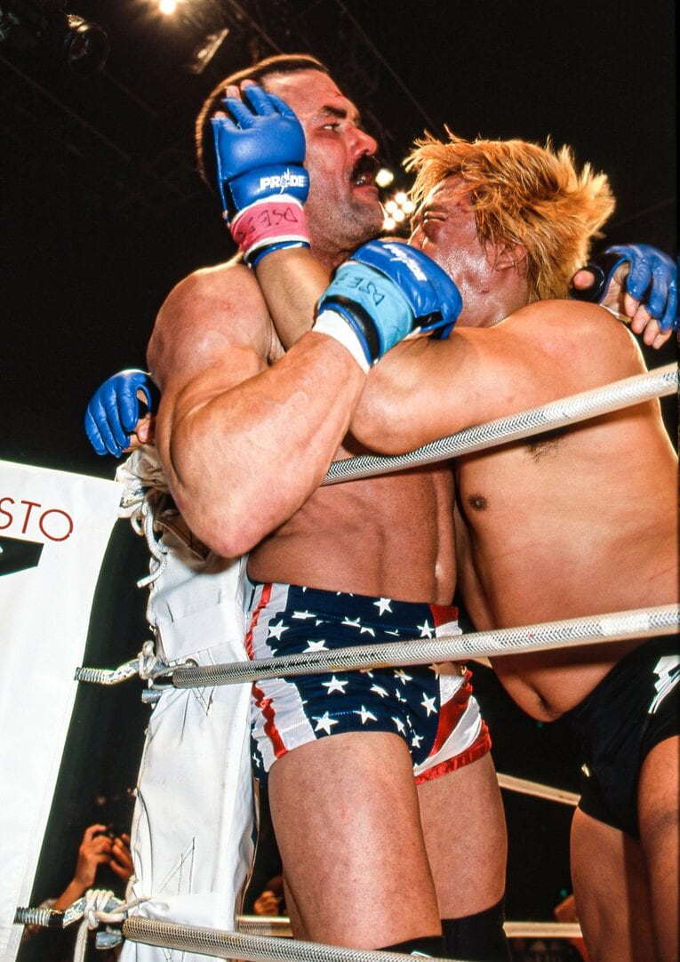 コーナーにフライを押し込む高山