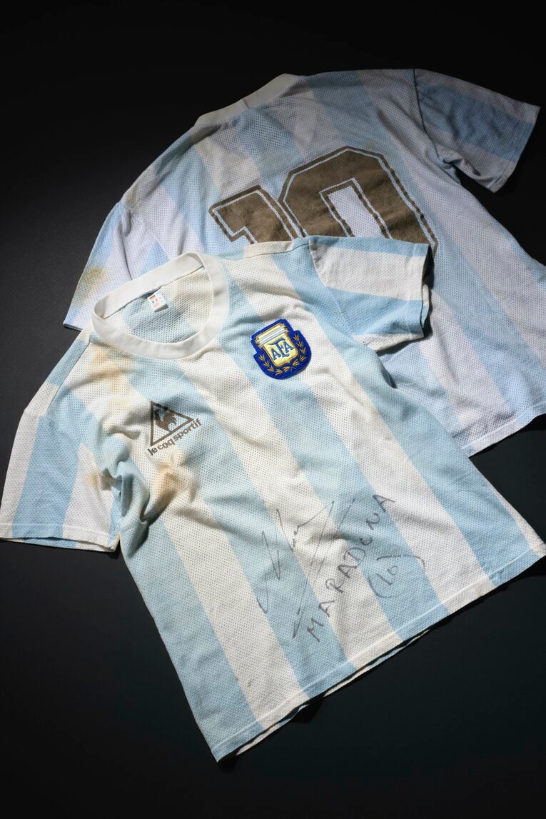 最も入手が困難とされている、アルゼンチンが優勝した1986年メキシコW杯のユニフォーム