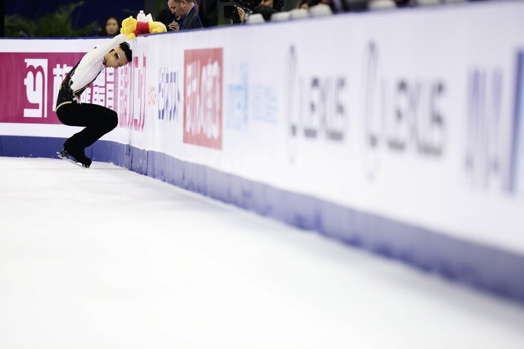 包帯とテーピングをつけ、リンクに戻ってきた羽生　©Tsutomu Takasu