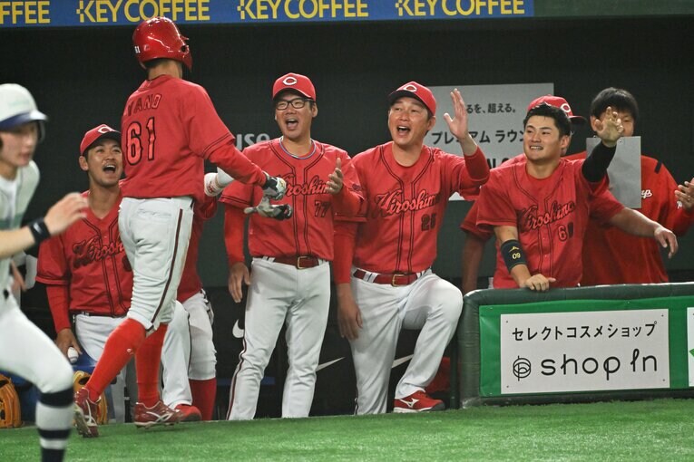 新井貴浩監督のもと首位で9月を迎えた広島だったが、歴史的な大失速で4位に転落した　©Hideki Sugiyama