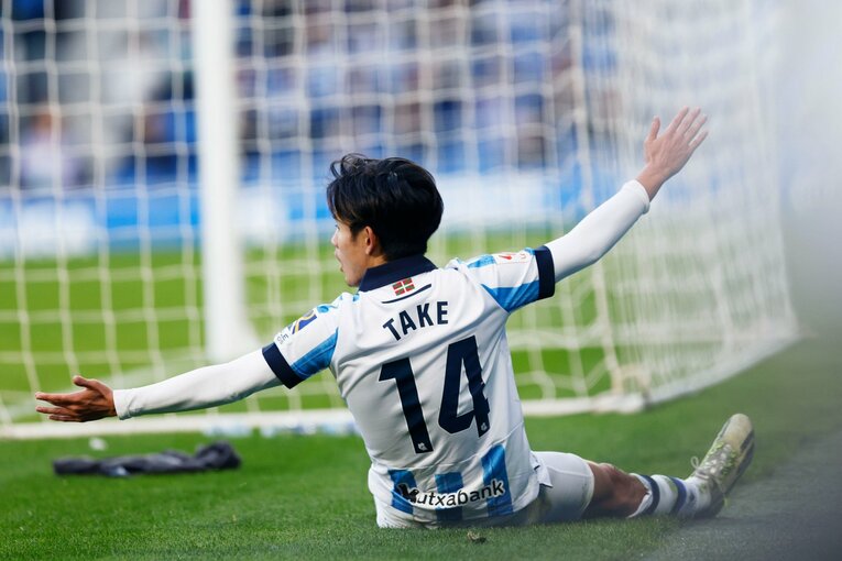 悔しそうにユニフォームを噛む久保建英の足にテーピングが…“過密日程のち不運ドロー”の翌日「仏紙のCLソシエダ注目選手」になっていた(16)